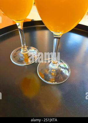 Deux verres de jus d'orange. Banque D'Images