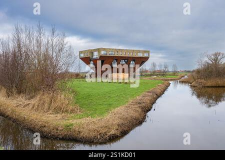 Une ferme inversée dans la campagne des pays-Bas. Workum. Pays-Bas. Banque D'Images