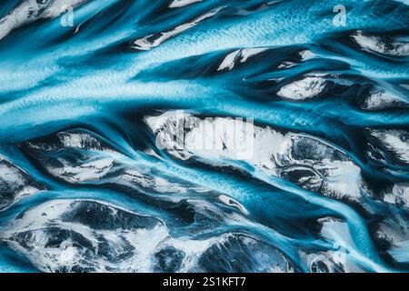 Vue de dessus du spectaculaire delta du glacier islandais abstrait qui coule à travers le paysage accidenté des Highlands d'Islande Banque D'Images