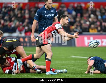 Kingsholm Stadium, Gloucester, Gloucestershire, Royaume-Uni. 4 janvier 2025. Gallagher Premiership Rugby, Gloucester versus Sale Sharks ; Tomos Williams de Gloucester passes Credit : action plus Sports/Alamy Live News Banque D'Images