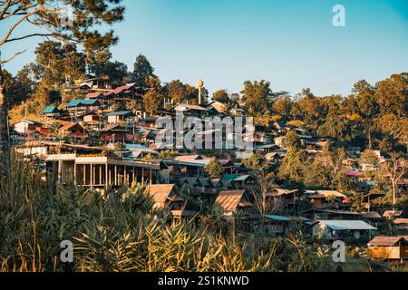 Village traditionnel rustique sur la colline de la communauté locale dans la vallée sur la campagne à Ban Na Lao mai, Chiang Dao, Chiang mai, Thaïlande Banque D'Images