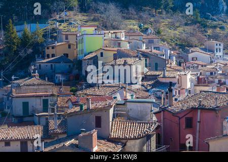 Vue panoramique sur Cervara di Roma avec des maisons densément construites Banque D'Images