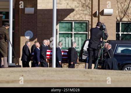 Americus, Géorgie, États-Unis. 4 janvier 2025. Les agents des services secrets qui ont travaillé sur le détail de protection de l'ancien président Jimmy carter chargent son cercueil drapé de drapeau américain dans un corbillard à l'extérieur du Phoebe Sumter Medical Center pour commencer le premier cortège de ses funérailles d'État. Carter a été le 39e président des États-Unis de 1977 à 1981 et a été le président le plus longtemps vécu dans l'histoire des États-Unis quand il est mort Dec. 29, 2024 à l'âge de 100 ans. (Crédit : Billy Suratt/Apex MediaWire via Alamy Live News) Banque D'Images