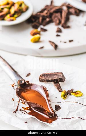 Cuillère à décorer avec du chocolat pour pralines maison, desserts et chocolat, forme spéciale, verticale Banque D'Images