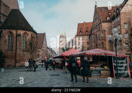 Nuremburg, Allemagne - 4 décembre 2024 : stands et stands au marché de Noël de Nuremburg, l'un des plus anciens marchés d'Allemagne Banque D'Images