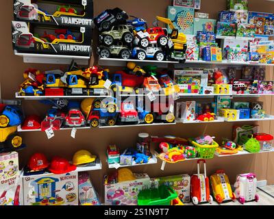 Kiev, Ukraine - 04 janvier 2025 : étagères remplies d'une variété de jouets, jeux et puzzles colorés pour enfants. Un arrangement invitant représentant un Banque D'Images