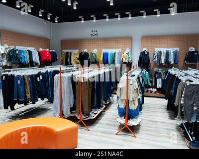 Kiev, Ukraine - 04 janvier 2025 : espace de vente organisé et moderne présentant des vêtements de mode pour garçons pour les 4 à 14 ans. Banque D'Images