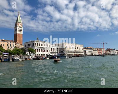 Le lagon près du Grand canal, Venise, avec des bateaux à moteur, et des palais, sous un ciel bleu Banque D'Images