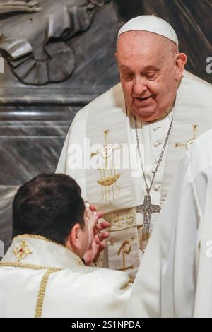 Rome, Italie. 04 janvier 2025. Rome, Italie, 4 janvier 2025. Monseigneur Renato Tarantelli Baccari s’agenouille pour saluer le pape François lors d’une célébration pour son ordination épiscopale dans la basilique Jean LateranÕs. Crédit : Riccardo de Luca - Actualiser les images/Alamy Live News Banque D'Images