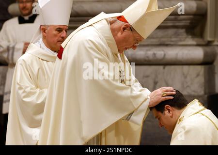 Rome, Italie. 04 janvier 2025. Rome, Italie, 4 janvier 2025. Monseigneur Renato Tarantelli Baccari, à droite, assiste à une célébration pour son ordination épiscopale dans la basilique Jean LateranÕs. Crédit : Riccardo de Luca - Actualiser les images/Alamy Live News Banque D'Images