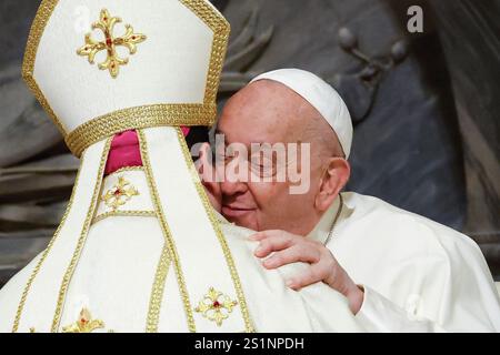 Rome, Italie. 04 janvier 2025. Rome, Italie, 4 janvier 2025. Monseigneur Renato Tarantelli Baccari salue le pape Francislors d'une célébration pour son ordination en tant qu'évêque, en présence de la basilique John LateranÕs. Crédit : Riccardo de Luca - Actualiser les images/Alamy Live News Banque D'Images