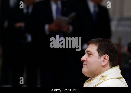 Rome, Italie. 04 janvier 2025. Rome, Italie, 4 janvier 2025. Monseigneur Renato Tarantelli Baccari assiste à une célébration pour son ordination en tant qu'évêque, présidée par le pape François, Not See, dans la basilique John LateranÕs. Crédit : Riccardo de Luca - Actualiser les images/Alamy Live News Banque D'Images