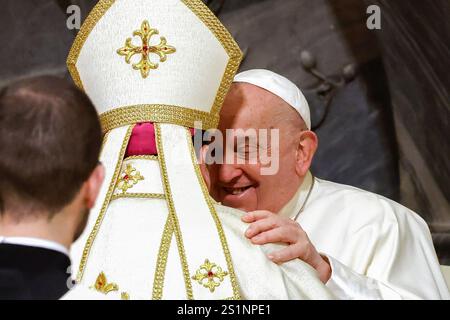 Rome, Italie. 04 janvier 2025. Rome, Italie, 4 janvier 2025. Monseigneur Renato Tarantelli Baccari salue le pape Francislors d'une célébration pour son ordination en tant qu'évêque, en présence de la basilique John LateranÕs. Crédit : Riccardo de Luca - Actualiser les images/Alamy Live News Banque D'Images