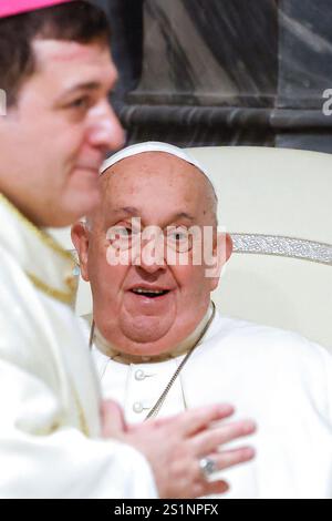 Rome, Italie. 04 janvier 2025. Rome, Italie, 4 janvier 2025. Monseigneur Renato Tarantelli Baccari passe devant le pape Francislors d'une célébration pour son ordination en tant qu'évêque, dans la basilique Jean LateranÕs. Crédit : Riccardo de Luca - Actualiser les images/Alamy Live News Banque D'Images