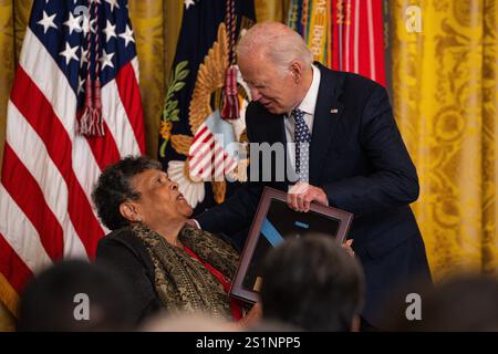 Washington, États-Unis d'Amérique. 03 janvier 2025. Washington, États-Unis d'Amérique. 03 janvier 2025. U. S président Joe Biden, présente la médaille d'honneur à titre posthume à l'ancien PFC de l'armée américaine Charles R. Johnson, comme sa sœur Juanita Mendez, à gauche, accepte en son nom, lors de la cérémonie de remise des prix à East Room de la Maison Blanche, le 3 janvier 2025 à Washington, DC Johnson, a reçu le plus grand honneur militaire pour avoir sauvé la vie de dix camarades pendant la guerre de Corée. Crédit : Henry Villarama/U. S Army photo/Alamy Live News Banque D'Images