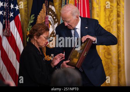 Washington, États-Unis d'Amérique. 03 janvier 2025. Washington, États-Unis d'Amérique. 03 janvier 2025. U. Le président Joe Biden, présente la médaille d'honneur à titre posthume à l'ancien Pvt de l'armée américaine Bruno R. Orig, comme sa sœur Loretta Orig, à gauche, l'accepte en son nom, lors de la cérémonie de remise des prix à East Room de la Maison Blanche, le 3 janvier 2025 à Washington, DC Orig, a reçu le plus haut honneur militaire pour des actions au-delà de l'appel du devoir pendant la guerre de Corée. Crédit : Henry Villarama/U. S Army photo/Alamy Live News Banque D'Images