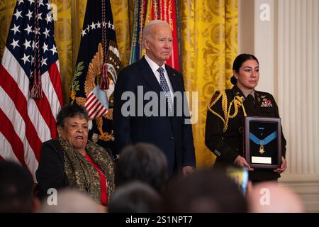 Washington, États-Unis d'Amérique. 03 janvier 2025. Washington, États-Unis d'Amérique. 03 janvier 2025. U. S président Joe Biden, présente la médaille d'honneur à titre posthume à l'ancien PFC de l'armée américaine Charles R. Johnson, comme sa sœur Juanita Mendez, à gauche, accepte en son nom, lors de la cérémonie de remise des prix à East Room de la Maison Blanche, le 3 janvier 2025 à Washington, DC Johnson, a reçu le plus grand honneur militaire pour avoir sauvé la vie de dix camarades pendant la guerre de Corée. Crédit : Henry Villarama/U. S Army photo/Alamy Live News Banque D'Images
