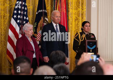 Washington, États-Unis d'Amérique. 03 janvier 2025. Washington, États-Unis d'Amérique. 03 janvier 2025. U. S président Joe Biden, présente la médaille d'honneur à titre posthume à l'ancien génie de l'armée américaine Richard E. Cavazos, comme sa fille Laura Blevins, à gauche, accepte en son nom, lors de la cérémonie de remise des prix à East Room de la Maison Blanche, le 3 janvier 2025 à Washington, DC Cavazos, a reçu le plus haut honneur militaire pour des actions au-delà de l'appel du devoir pendant la guerre de Corée. Crédit : Henry Villarama/U. S Army photo/Alamy Live News Banque D'Images