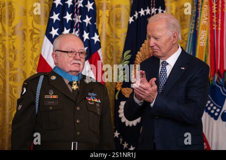 Washington, États-Unis d'Amérique. 03 janvier 2025. Washington, États-Unis d'Amérique. 03 janvier 2025. U. S Président Joe Biden, présente la Médaille d'honneur à l'ancien U. Le spécialiste de la quatrième classe de l'armée de terre Kenneth J. David, à gauche, lors de la cérémonie de remise des prix à East Room de la Maison Blanche, le 3 janvier 2025 à Washington, DC David, a reçu la plus haute distinction militaire pour des actions au-delà de l'appel du devoir pendant la guerre de Corée. Crédit : Henry Villarama/U. S Army photo/Alamy Live News Banque D'Images