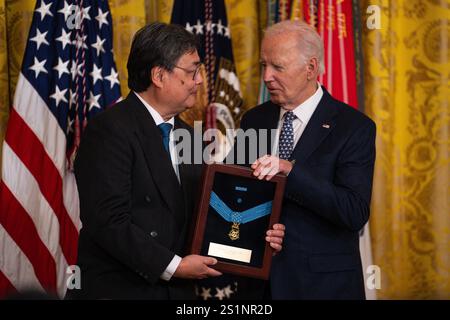 Washington, États-Unis d'Amérique. 03 janvier 2025. Washington, États-Unis d'Amérique. 03 janvier 2025. U. Le président Joe Biden, présente la médaille d'honneur à titre posthume à l'ancien PFC de l'armée américaine Wataru Nakamura, comme Gary Takashima, à gauche, l'accepte en son nom, lors de la cérémonie de remise des prix à East Room de la Maison Blanche, le 3 janvier 2025 à Washington, DC Nakamura, a reçu la plus haute distinction militaire pour des actions au-delà de l'appel du devoir pendant la guerre de Corée. Crédit : Henry Villarama/U. S Army photo/Alamy Live News Banque D'Images