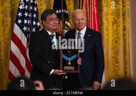 Washington, États-Unis d'Amérique. 03 janvier 2025. Washington, États-Unis d'Amérique. 03 janvier 2025. U. Le président Joe Biden, présente la médaille d'honneur à titre posthume à l'ancien PFC de l'armée américaine Wataru Nakamura, comme Gary Takashima, à gauche, l'accepte en son nom, lors de la cérémonie de remise des prix à East Room de la Maison Blanche, le 3 janvier 2025 à Washington, DC Nakamura, a reçu la plus haute distinction militaire pour des actions au-delà de l'appel du devoir pendant la guerre de Corée. Crédit : Henry Villarama/U. S Army photo/Alamy Live News Banque D'Images