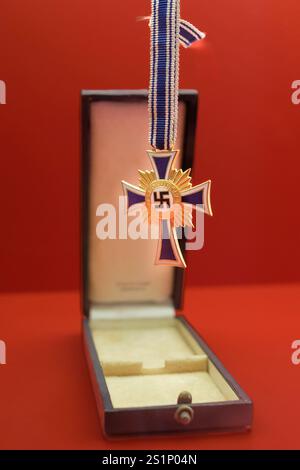 Croix d'honneur de la mère allemande dans la collection du Centre de documentation NS de la ville de Cologne dans la Maison El-DE. Banque D'Images