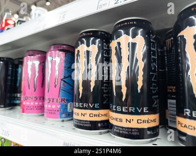 Monster Energy Drinks sur les étagères d'un magasin Meijer dans le Michigan USA Banque D'Images