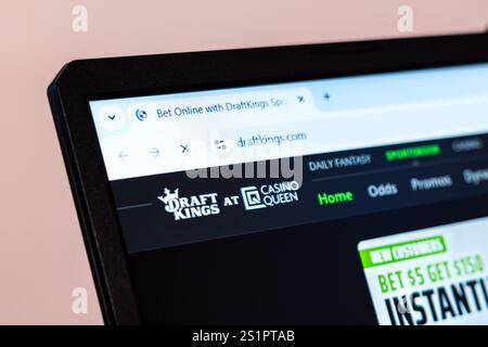 New York, États-Unis - 01 janvier 2025 : site Web DraftKings affiché sur l'écran d'ordinateur présentant des Paris sportifs en ligne, des sports fantastiques et des jeux de casino Banque D'Images