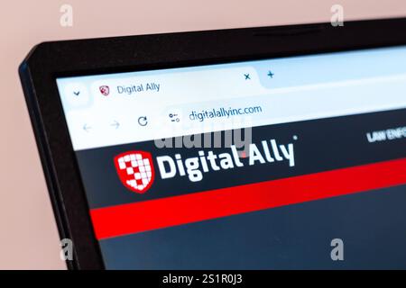 New York, États-Unis - 01 janvier 2025 : site officiel Digital Ally sur un écran d'ordinateur portable affichant des solutions de sécurité et de surveillance pour les forces de l'ordre Banque D'Images
