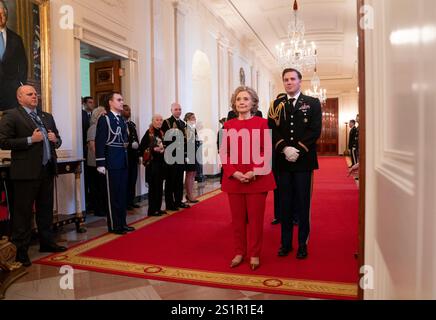 Washington, États-Unis. 04 janvier 2025. L’ancienne secrétaire d’État Hillary Clinton et récipiendaire de la médaille présidentielle de la liberté 2024 entrent dans la salle est de la Maison Blanche le samedi 4 janvier 2025. La Médaille présidentielle de la liberté est la plus haute distinction civile NationÕs, décernée à des personnes qui ont apporté une contribution exemplaire à la prospérité, aux valeurs ou à la sécurité des États-Unis, à la paix dans le monde ou à d'autres initiatives sociétales, publiques ou privées importantes. Photo de Leigh Vogel/Pool/Sipa USA crédit : Sipa USA/Alamy Live News Banque D'Images