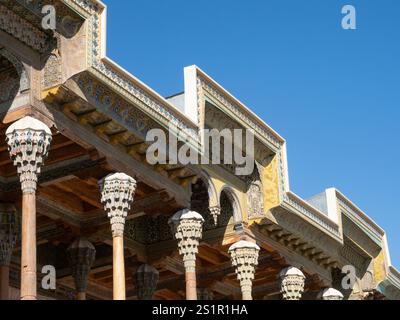 Ornatalement sculptés et peints à la main colonnes et plafond sur une brasserie à la mosquée Bolo Hauz à Boukhara, Ouzbékistan. Banque D'Images