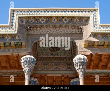 Détail architectural des colonnes sculptées à la main et peintes à la main et de l'éboulement en bois compartimenté au-dessus de l'entrée de la mosquée Bolo Hauz à Bu Banque D'Images