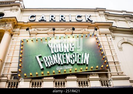 Vue en bas angle de l'affichage éclairé du spectacle musical Young Frankenstein de Mel Brooks devant le Garrick Theatre à Charing Cross Road, Londres Banque D'Images