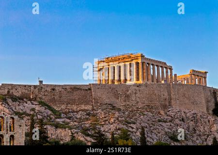 Parthénon illuminé la nuit contre un ciel bleu vibrant à Athènes Banque D'Images