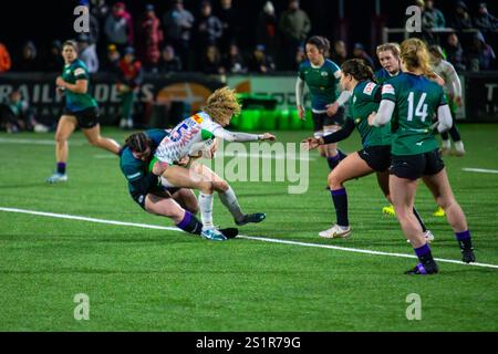 Londres, Royaume-Uni. 4 janvier 2025. Les Harlequins et l'Angleterre Ellie Kildunne est traînée au sol par Ealing Trailfinders prop et Canada International Cassandra Tuffnail lors du premier rugby féminin au Trailfinders Sports Club de Londres. Crédit : Alex Williams/Alamy Live News Banque D'Images