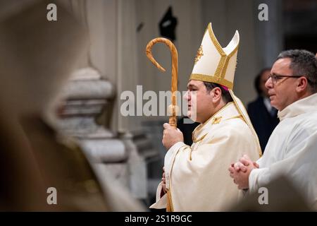 Rome, Italie. 04 janvier 2025. Mons. Renato Tarantelli Baccari vu lors de son ordination épiscopale à la basilique Jean-Latran. Crédit : SOPA images Limited/Alamy Live News Banque D'Images