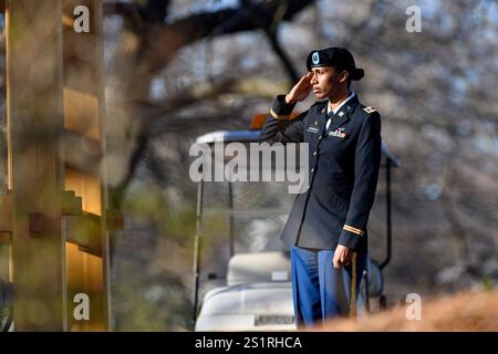New York, États-Unis. 04 janvier 2025. Un membre du service salue lors d'un service funéraire alors que le corps de l'ancien président Jimmy carter arrive à la bibliothèque présidentielle Jimmy carter et musée à Atlanta, GA le samedi 4 janvier 2025. Jimmy carter, 39e président des États-Unis et lauréat du prix Nobel de la paix 2002, est décédé paisiblement dimanche à son domicile de Plains, en Géorgie. À 100 ans, il fut le président ayant vécu le plus longtemps dans l'histoire des États-Unis. Photo de Julian Alexander/UPI crédit : UPI/Alamy Live News Banque D'Images