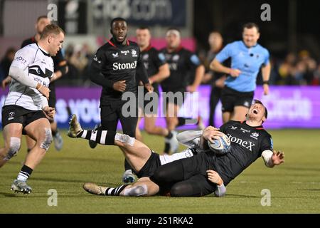 Nick Tompkins des Saracens est attaqué lors du Gallagher Premiership Rugby match entre Saracens et Bristol Bears au StoneX Stadium, Londres, Angleterre, le 4 janvier 2025. Photo de Phil Hutchinson. Utilisation éditoriale uniquement, licence requise pour une utilisation commerciale. Aucune utilisation dans les Paris, les jeux ou les publications d'un club/ligue/joueur. Crédit : UK Sports pics Ltd/Alamy Live News Banque D'Images