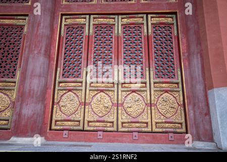 Détail de porte dans la Cité interdite, Pékin. Les portes du palais bien fermées dans la Cité interdite Banque D'Images