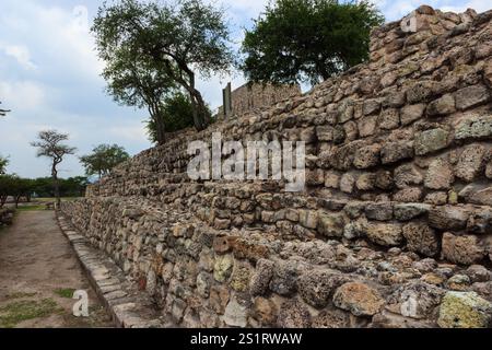Ancien mur de pierre avec arbres et chemin dans le paysage rural pittoresque, Canada de la Virgen, Mexique Banque D'Images