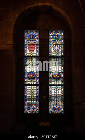 Vitrail coloré à l'intérieur de la Tour Powder Gate (en tchèque 'Prašná brána') construit dans le style gotique au 15ème siècle, Prague, Cechia Banque D'Images