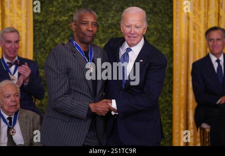Washington, États-Unis. 04 janvier 2025. Le président Joe Biden remet à l'acteur, producteur et réalisateur Denzel Washington la Médaille présidentielle de la liberté lors d'une cérémonie dans la salle est de la Maison Blanche le samedi 4 janvier 2025. La Médaille présidentielle de la liberté est la plus haute distinction civile NationÕs, décernée à des personnes qui ont apporté une contribution exemplaire à la prospérité, aux valeurs ou à la sécurité des États-Unis, à la paix dans le monde ou à d'autres initiatives sociétales, publiques ou privées importantes. Photo de Leigh Vogel/Pool/Sipa USA crédit : Sipa USA/Alamy Live News Banque D'Images