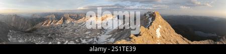 Lever du soleil, panorama alpin, vue aérienne, Zugspitze et Zugspitzplatt avec glacier, hautes montagnes, Bavière, Allemagne, Europe Banque D'Images
