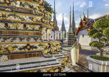 Le temple Wat Pho est le plus ancien monastère bouddhiste de Bangkok, près du Grand Palais. Quatre chedis sont parmi les plus précieux de Bangkok. Danseuse de temple. Bangko Banque D'Images