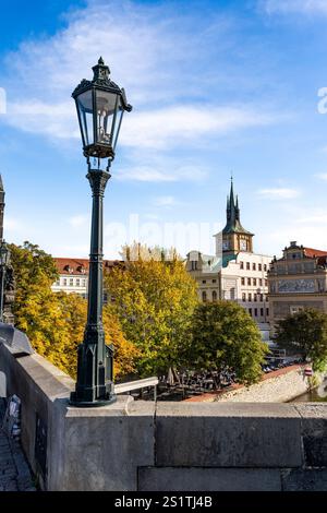 Lampadaire typique sur le pont Charles sur la rivière Vltava (Moldau), Prague, République tchèque Banque D'Images