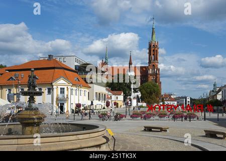 Fontaine et église sur une place animée avec une vue dégagée sur le ciel, place du marché Kosciuszko, église de la Sainte Vierge Marie, BiaNystok, Bialystock, Bjelo Banque D'Images