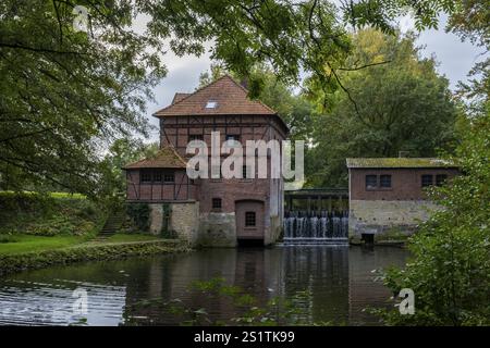 Brueningmuehle, ancien moulin à eau sur la Vechte, Schoeppingen, Muensterland, Rhénanie du Nord-Westphalie, Allemagne, Europe Banque D'Images