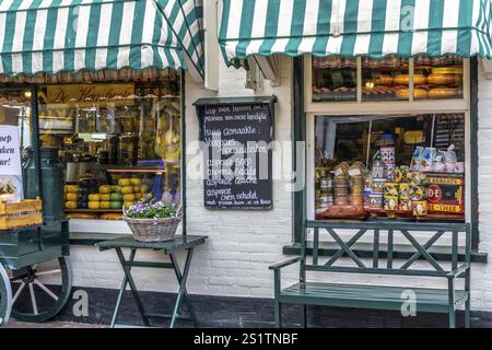 Épicerie fine aux pays-Bas avec parasol rayé vert et blanc et délicieux fromage. Belle boutique aux pays-Bas avec fromage et déc Banque D'Images