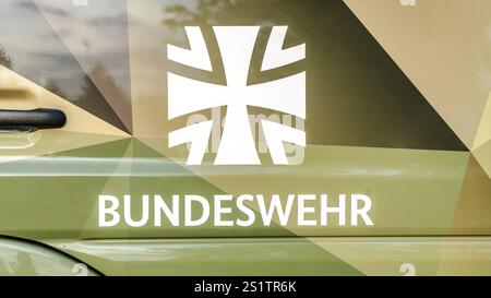 WIESBADEN, HESSE, Allemagne - 07-03-2023- logo de l'armée allemande BUNDESWEHR avec Croix de fer Banque D'Images