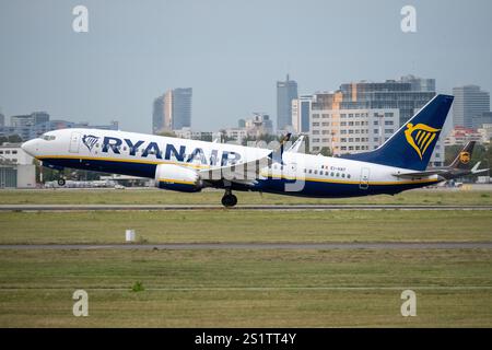Ryanair Boeing 737 MAX 8-200 (ord. EI-HAT) décollage de l'aéroport Chopin de Varsovie (WAW,EPWA) Banque D'Images